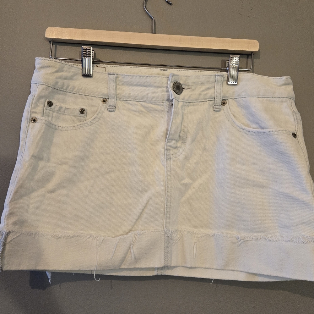 2000s American Eagle White Denim Low Rise Mini Skirt - size 8